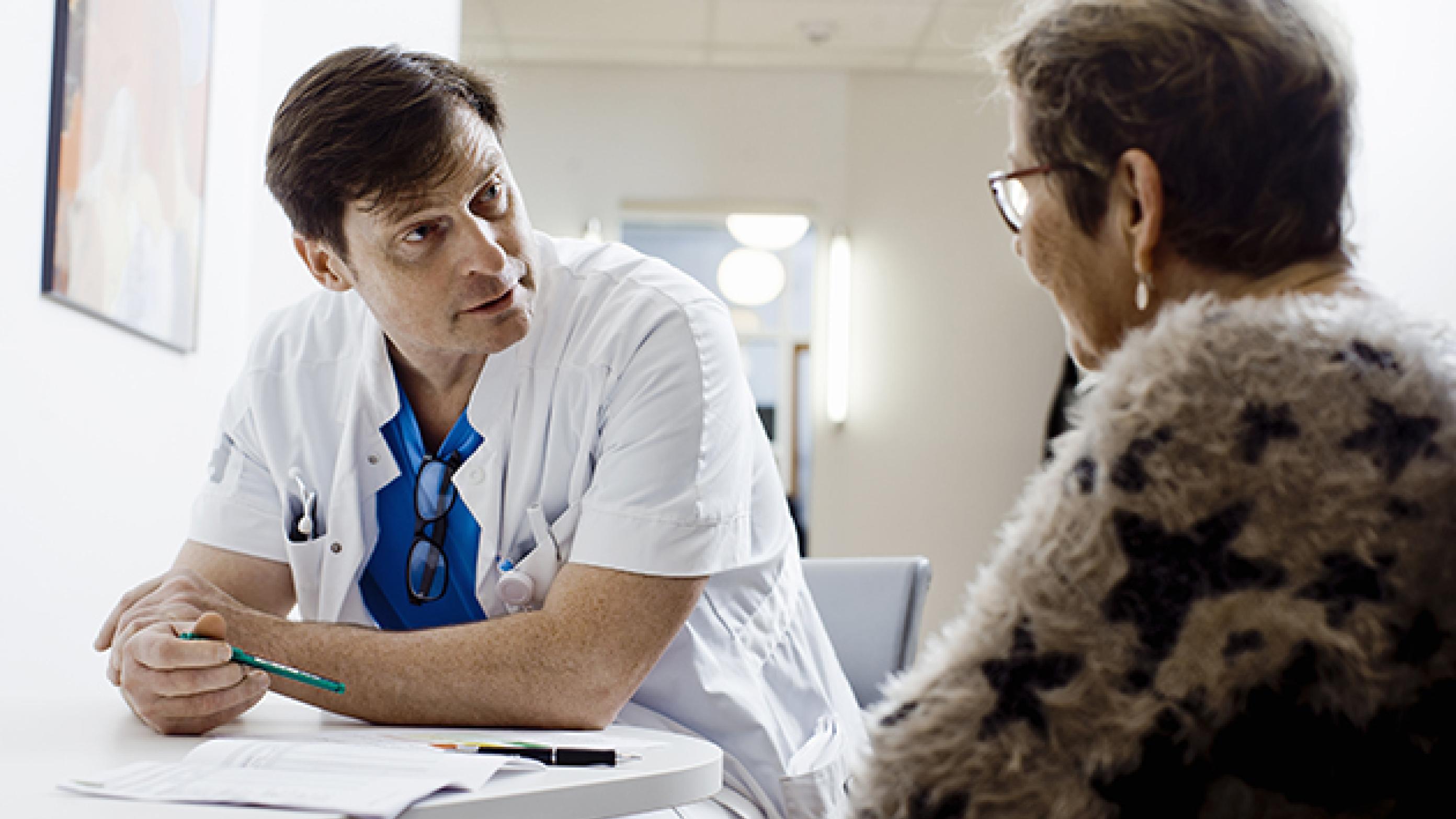 Troels Bygum Knudsen gennemgår medicinlisten og i samarbejde med patienten, foretager han rettelser. Foto: Claus Boesen