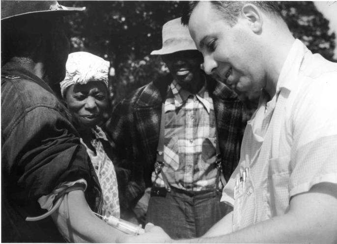 Etniske minoriteter og økonomisk dårligt stillede er blandt de sårbare grupper, der er i risiko for at blive misbrugt eller udnyttet som forsøgsperson som det skete i Tuskegee syfilisstudiet mellem 1932 og 1972